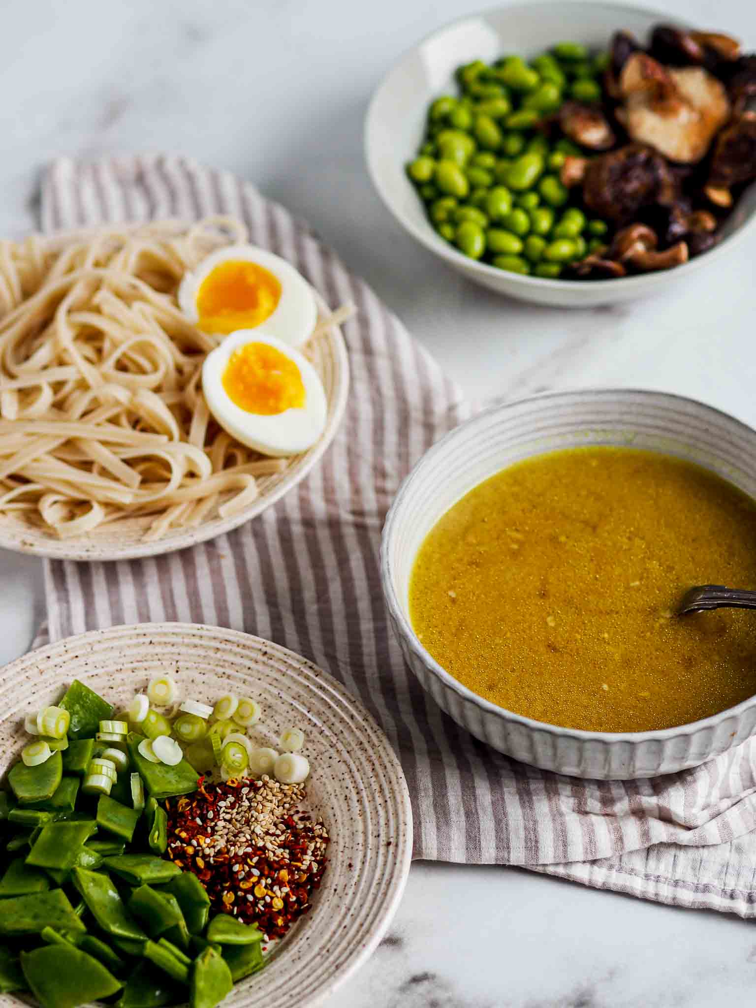 Vegetarisk misosuppe med grøntsager og æg