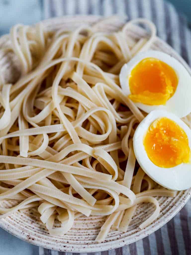 Vegetarisk misosuppe med grøntsager og æg Vegetarisk misosuppe med grøntsager og æg