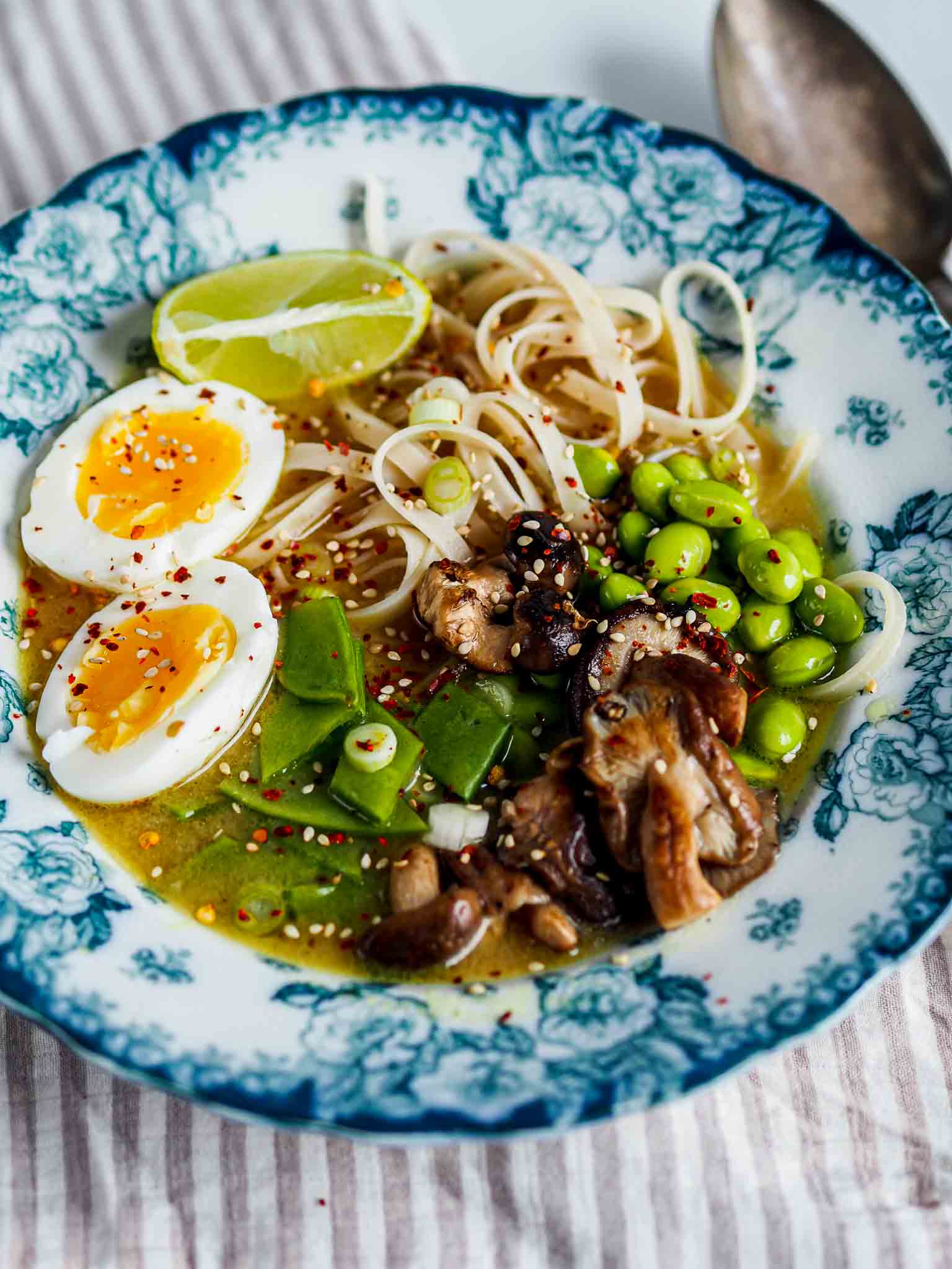 Vegetarisk misosuppe med grøntsager og æg