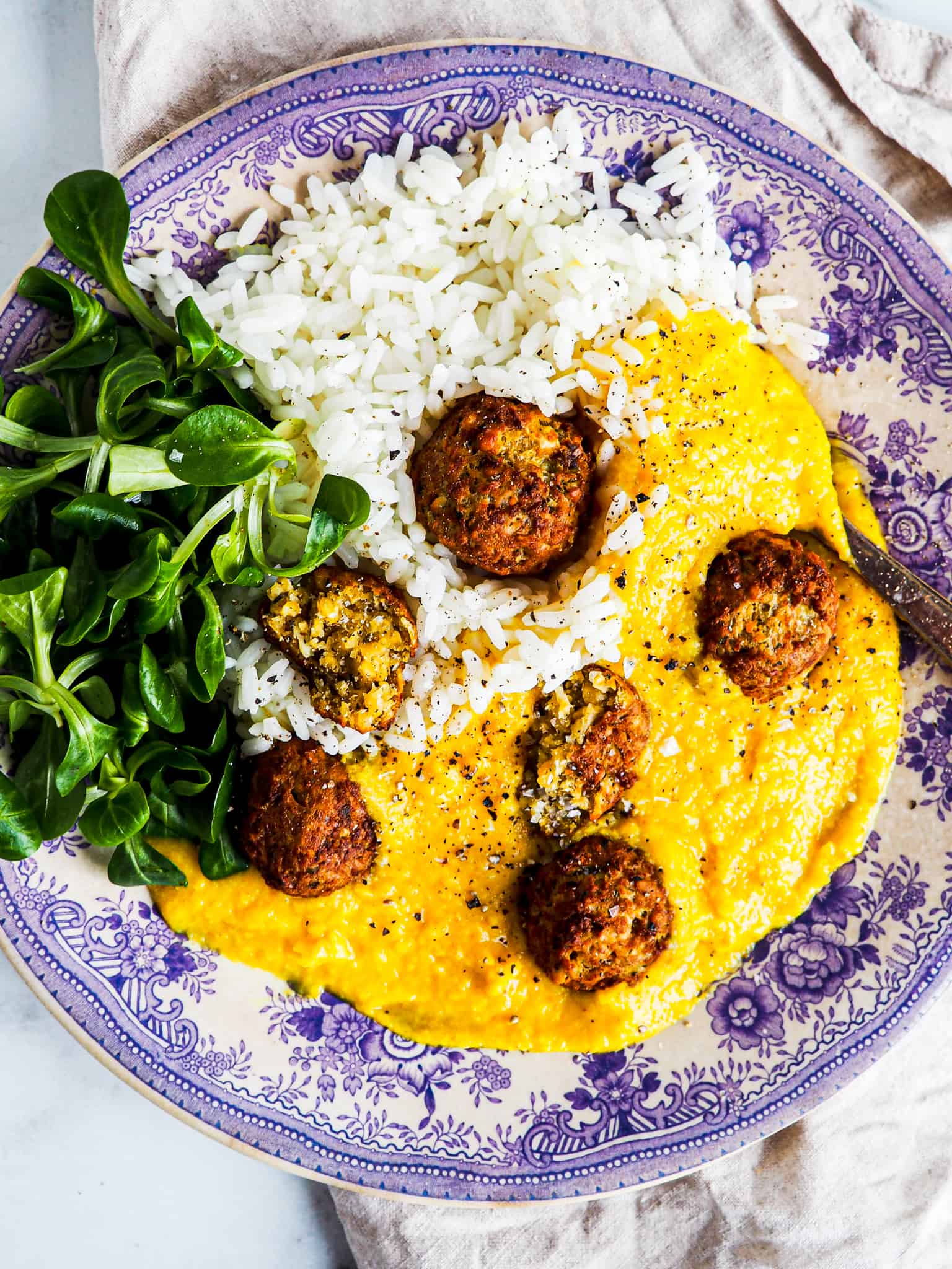 Grøntsagssovs med falafler og ris