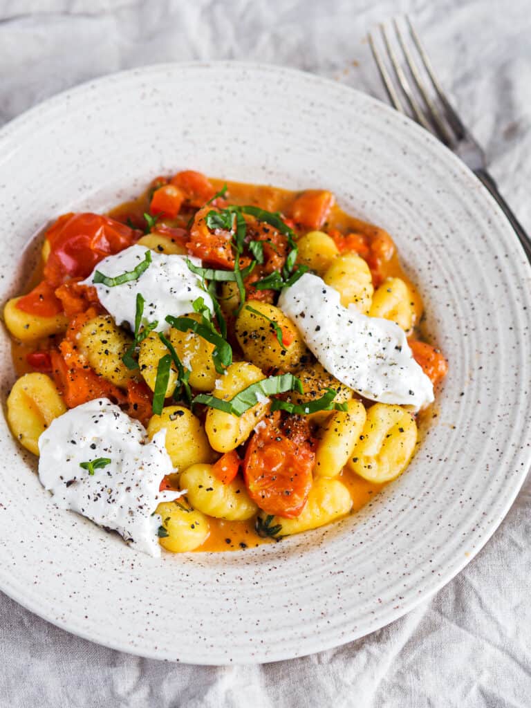 gnocchi med tomatsauce og burrata