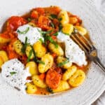 vegetarisk gnocchi med tomatsauce og burrata