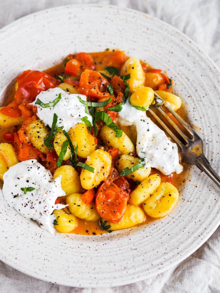 vegetarisk gnocchi med tomatsauce og burrata