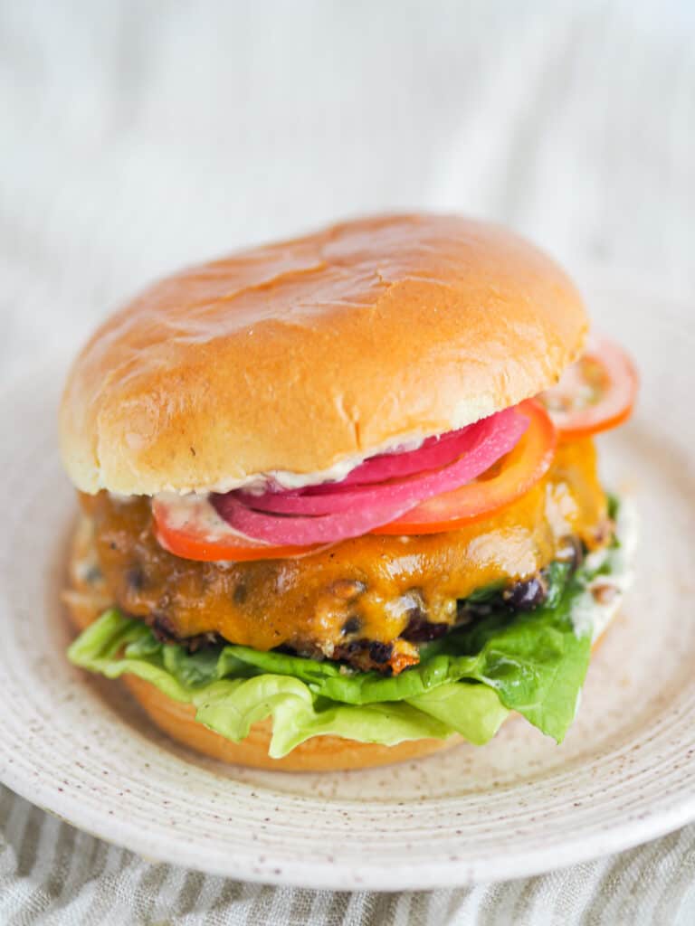 vegetarisk burger med sorte bønner