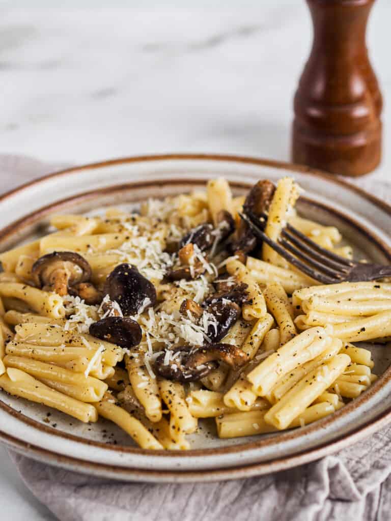 cacio e pepe med shiitake svampe