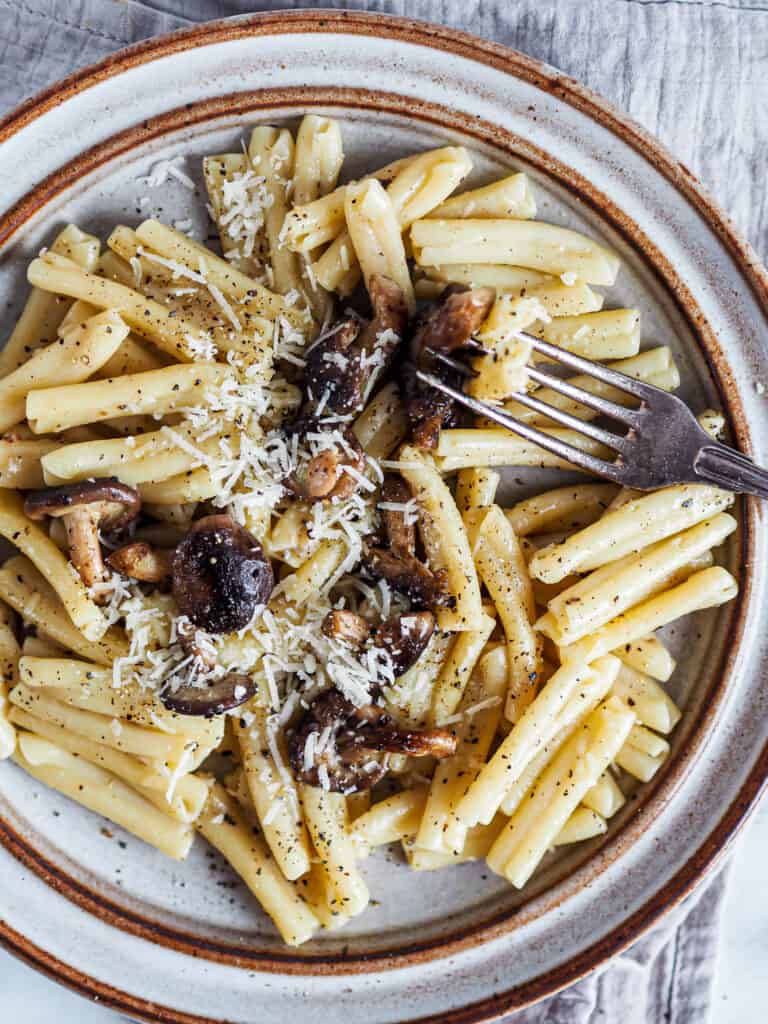 cacio e pepe med svampe