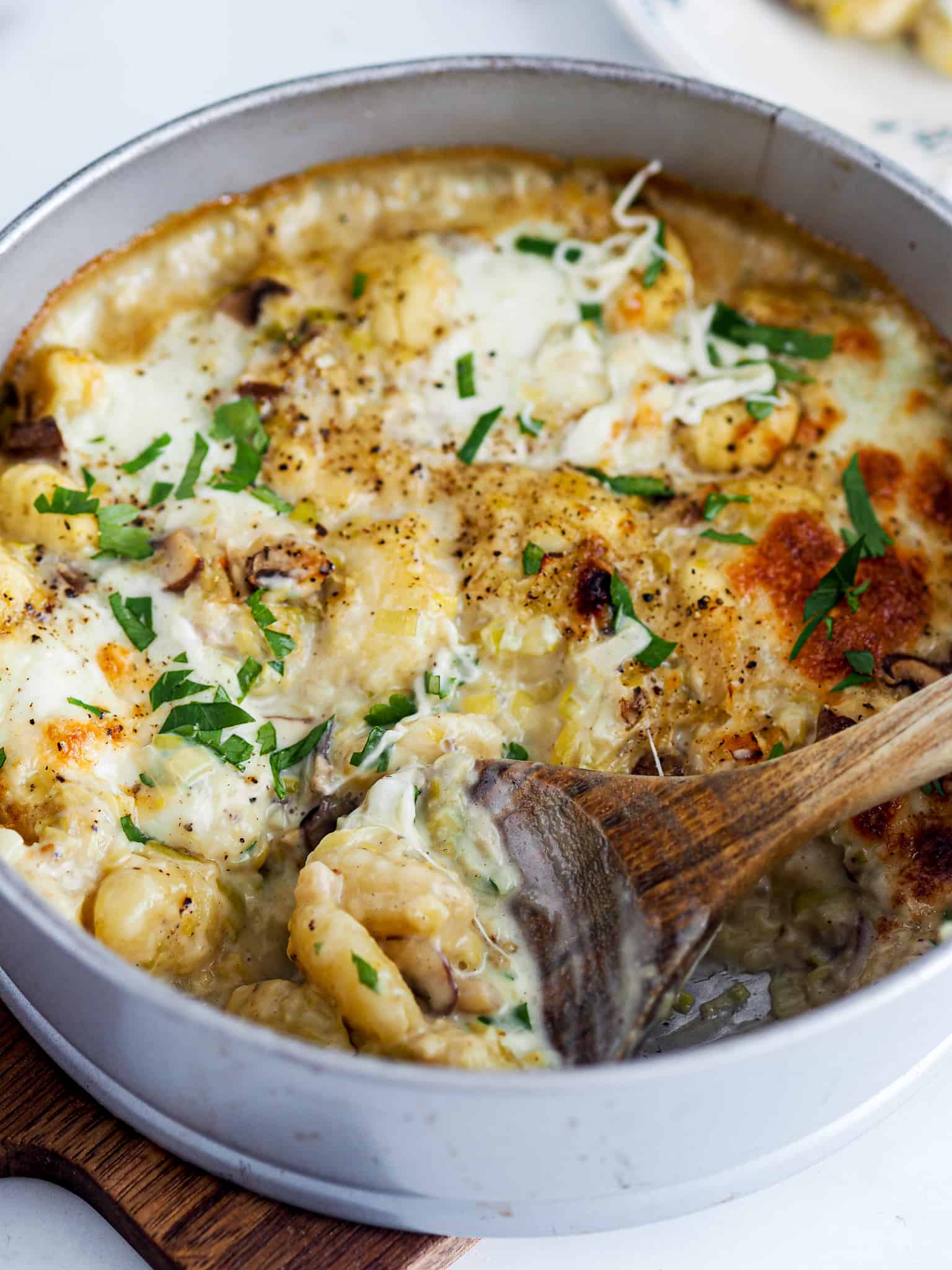 Ovnbagt gnocchi med porrer, svampe og ost