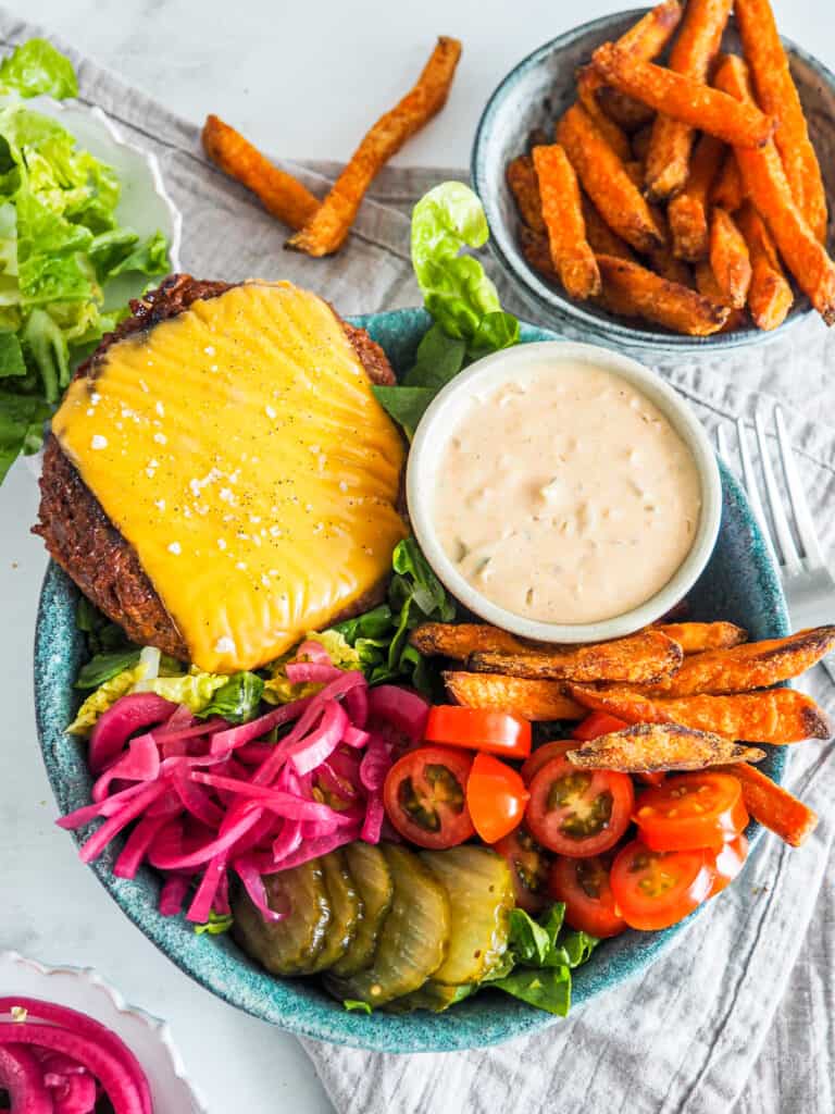 vegetarisk burger bowl med big mac dressing