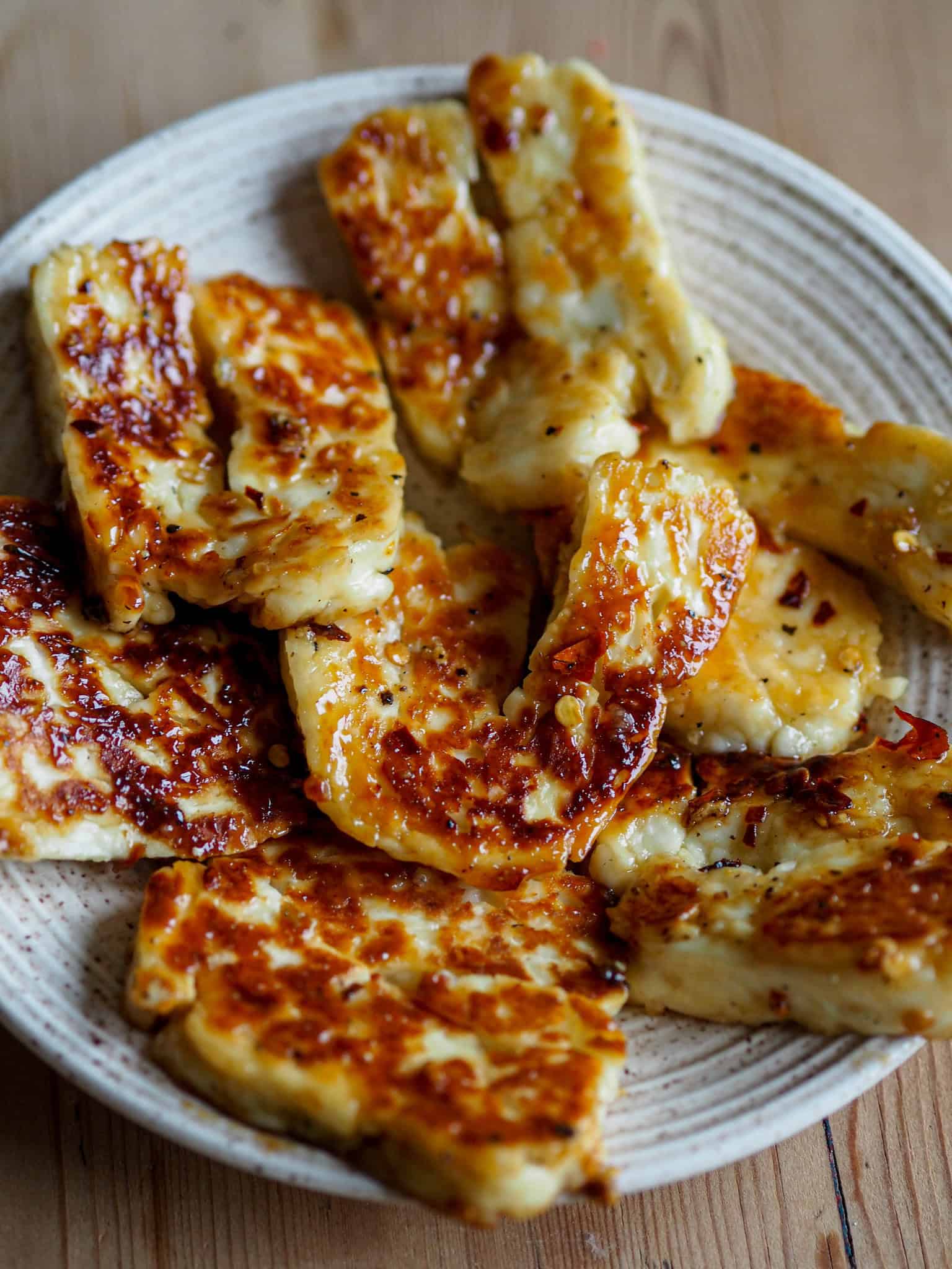 Marineret halloumi med honning, chili og hvidløg