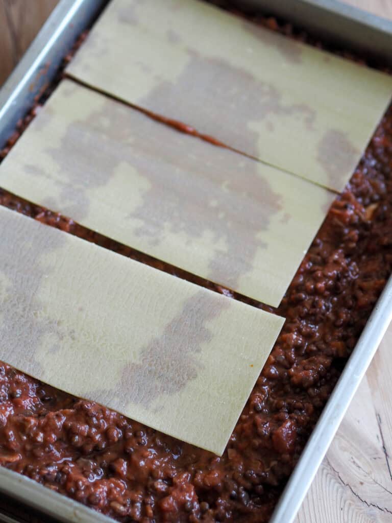 lasagneplader i en beluga lasagne inden den kommer i ovnen