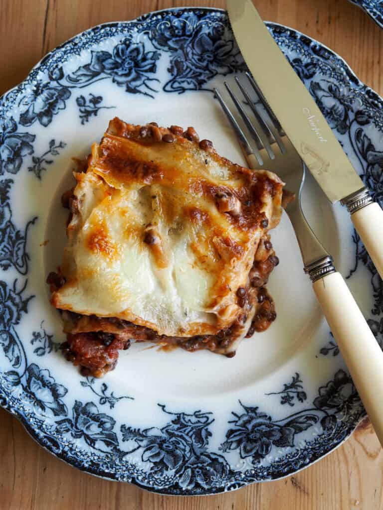 Et stykke beluga lasagne på en tallerken