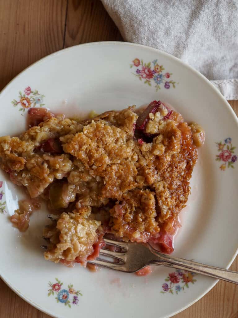 et stykke rabarber crumble på en tallerken