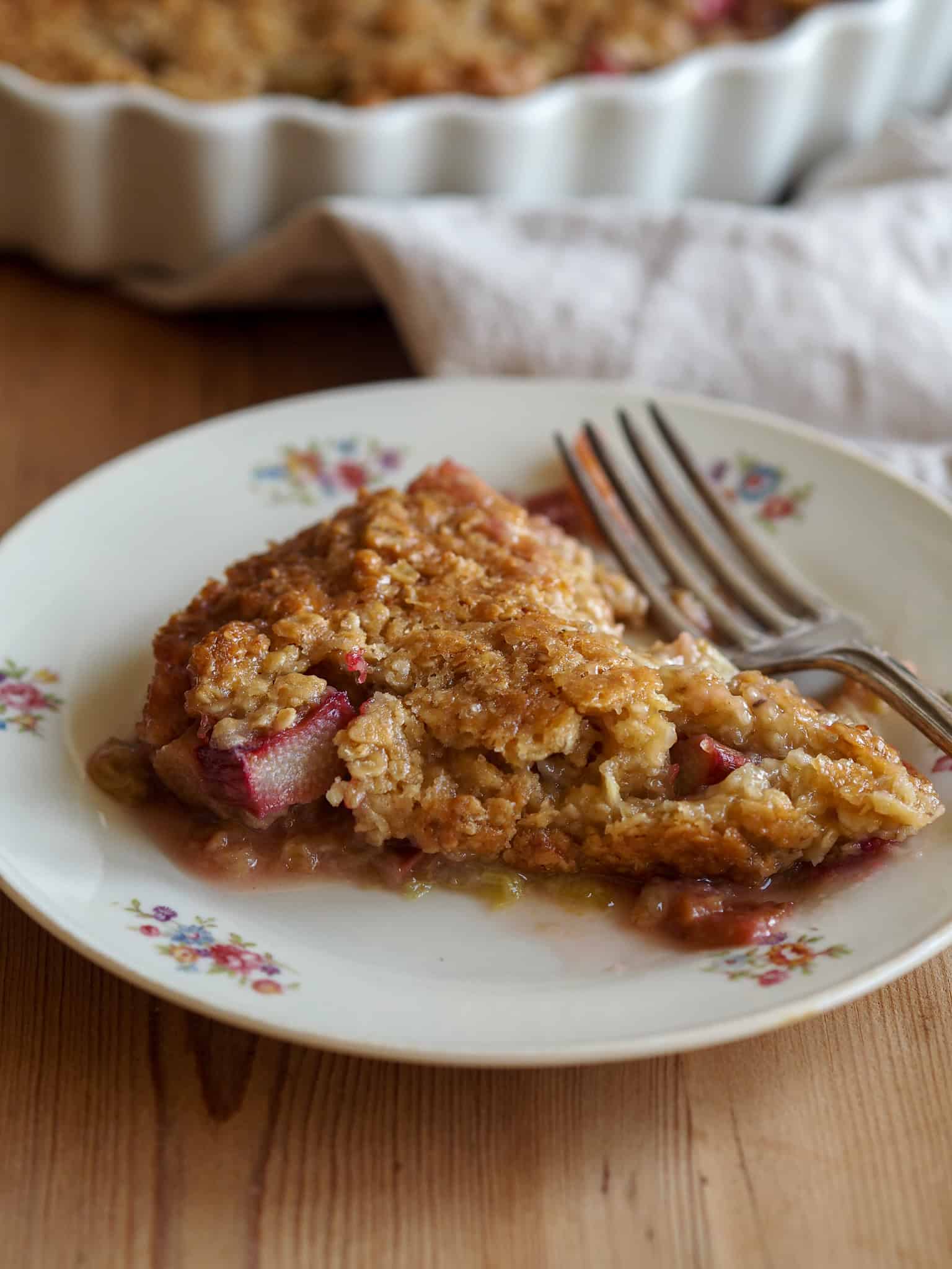 Rabarber crumble med karamelliseret crumble