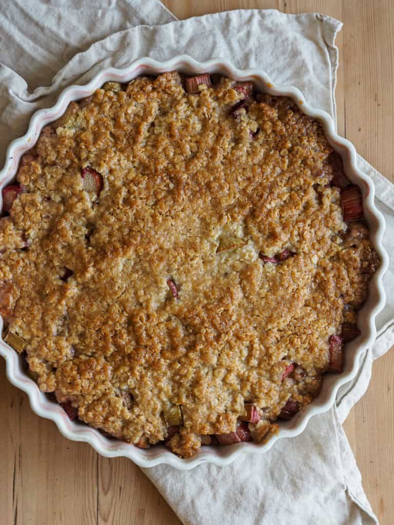 rabarber crumble med karamelliseret crumble