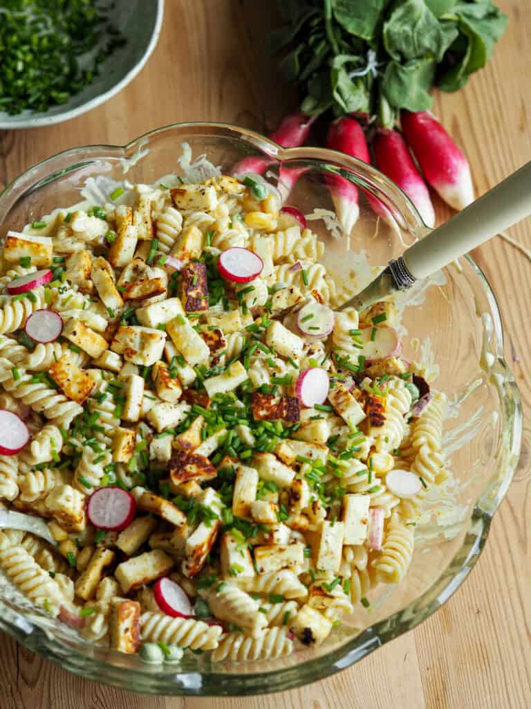 pastasalat med karrydressing og radiser