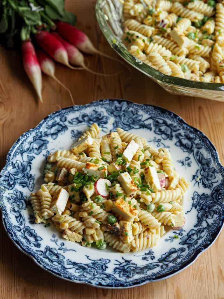 pastasalat med karrydressing serveret på en tallerken