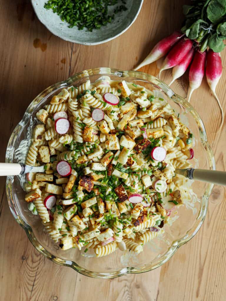 Pastasalat med karrydressing