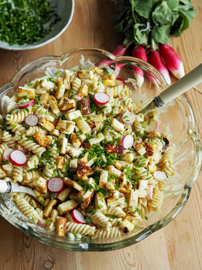 En skål med pastasalat med karrydressing