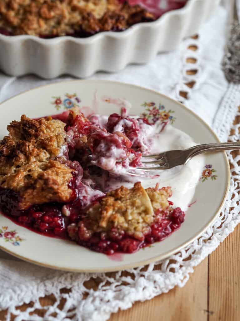 hindbær crumble på en tallerken med en gaffet