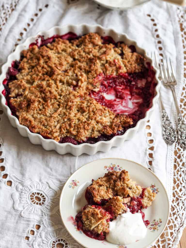 hindbær crumble og en tallerken med et stykke