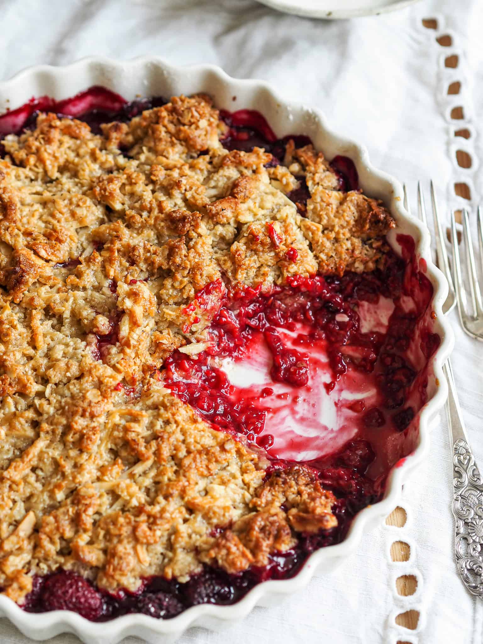Hindbær crumble med karamelliseret crumble