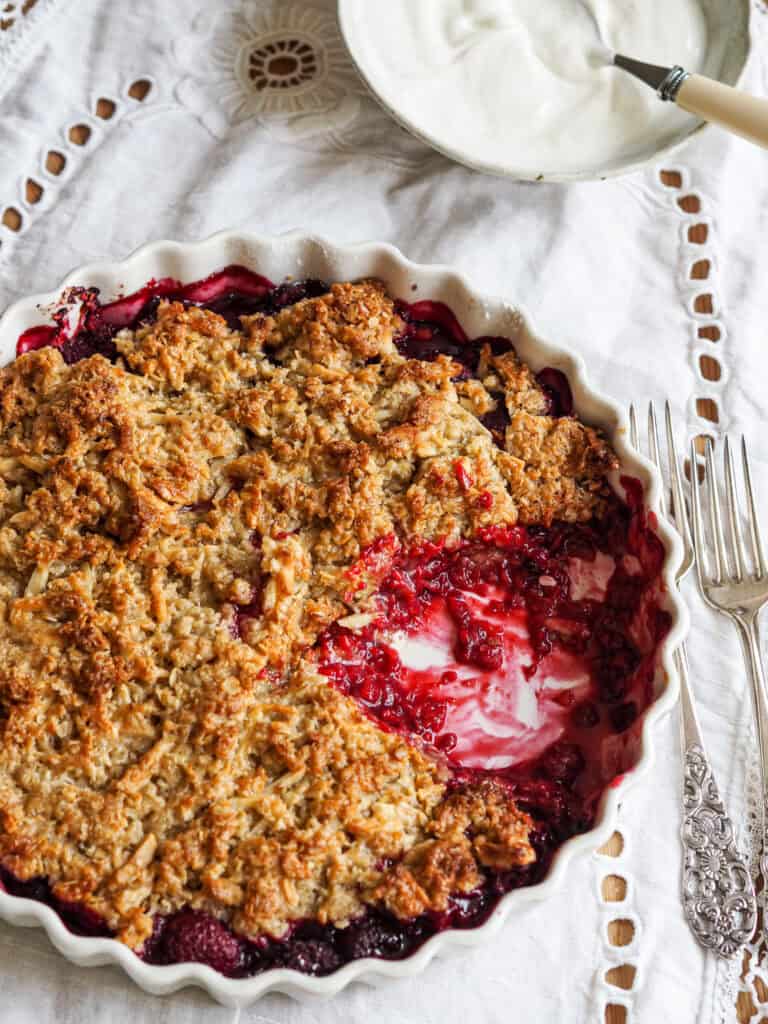 hindbær crumble hvor der er taget et stykke