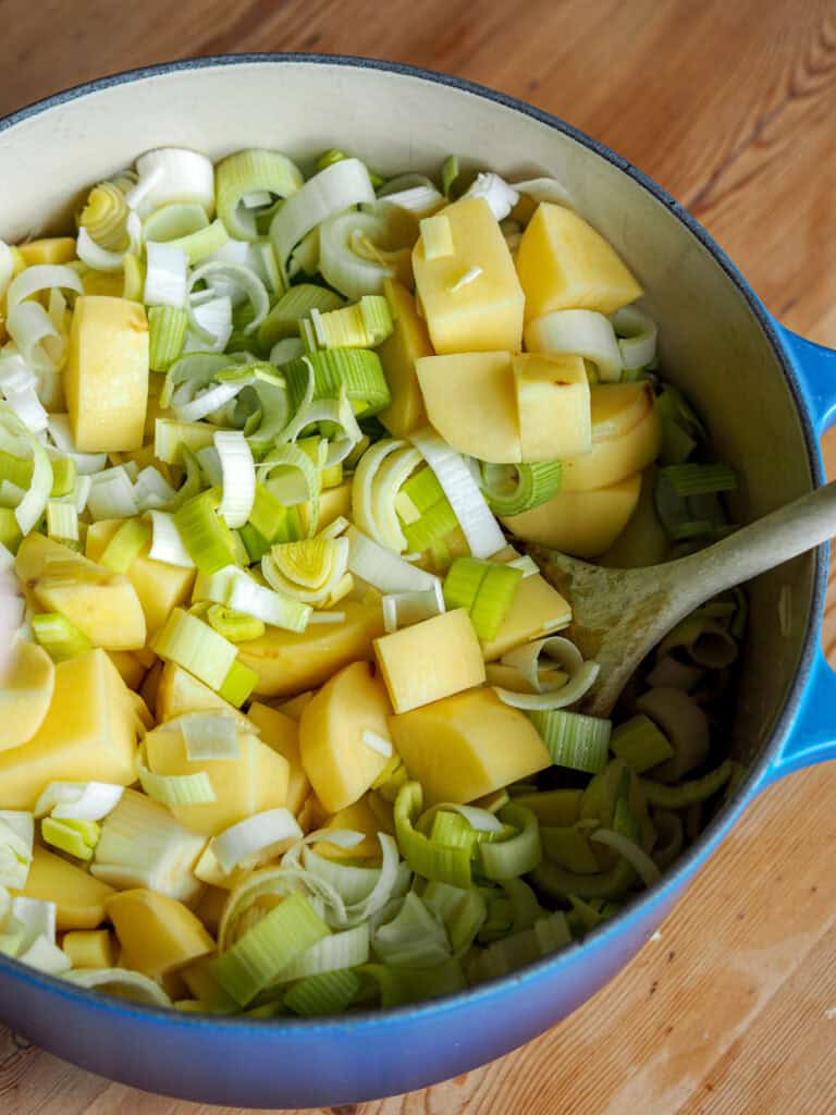 kartoffelsuppe med porre der ikke er blendet