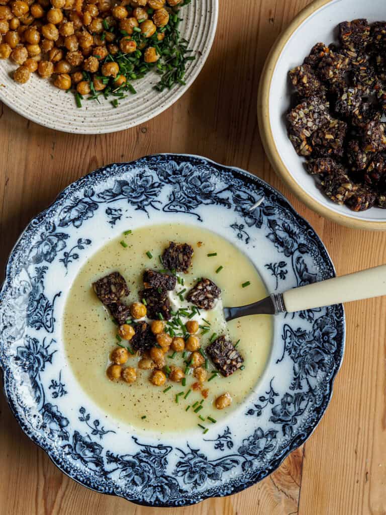 kartoffelsuppe med rugbrød og ristede kikærter