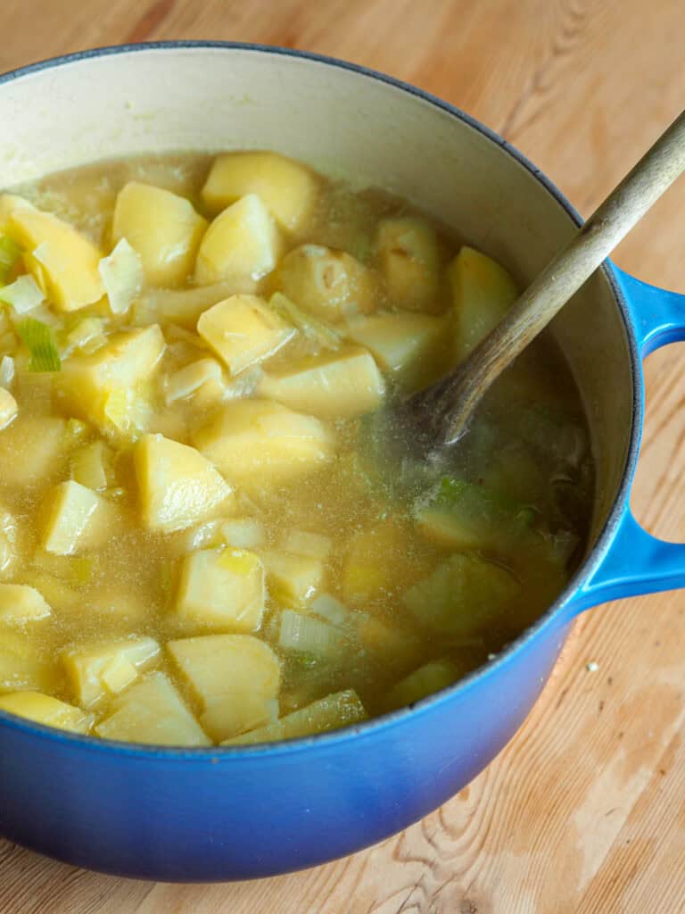 kartoffelsuppe med porre før den blendes