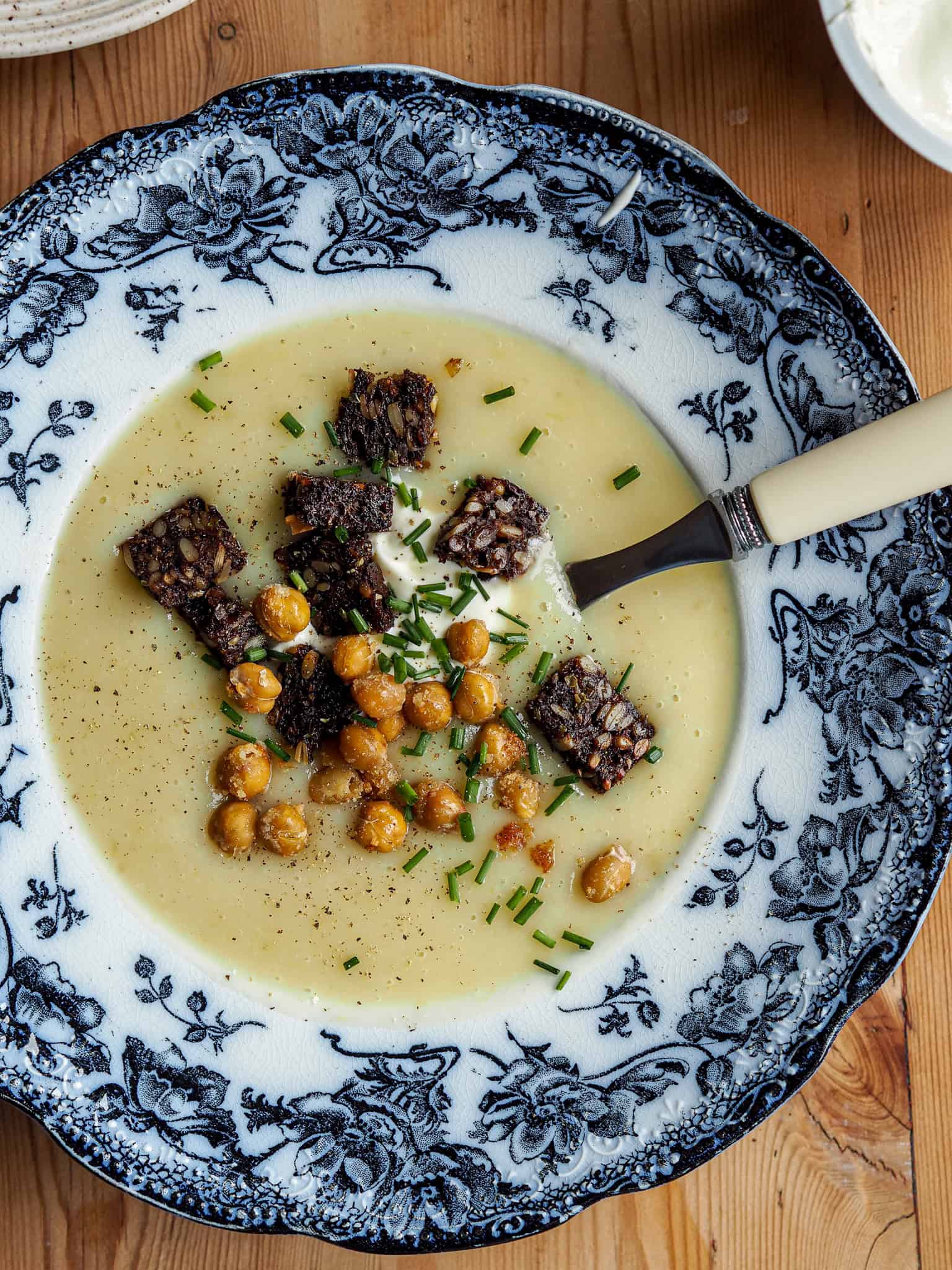 Kartoffelsuppe med porrer samt ristede kikærter og rugbrødscroutoner