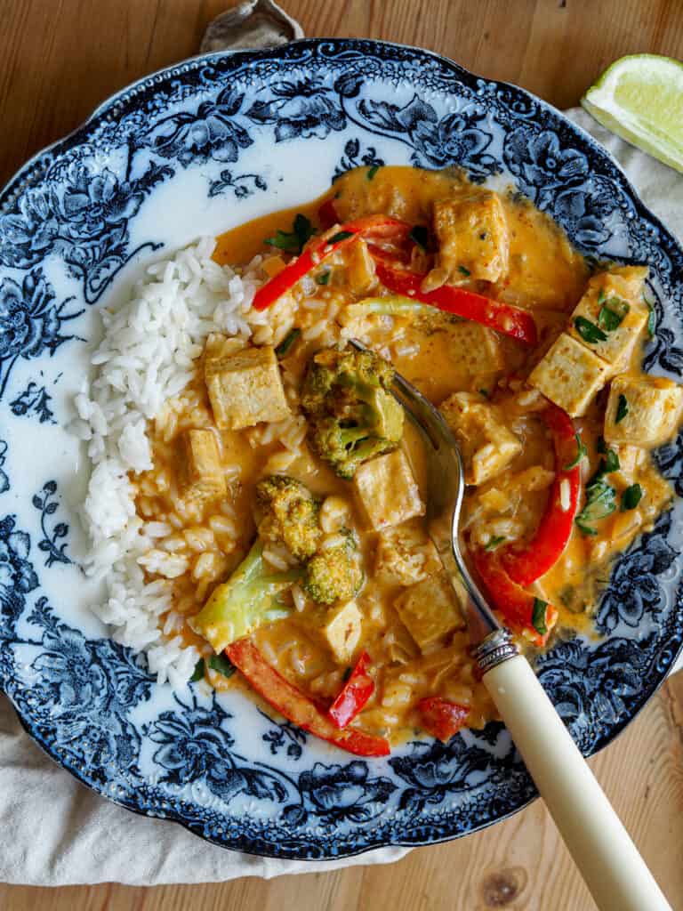 en tallerken med rød karry med tofu