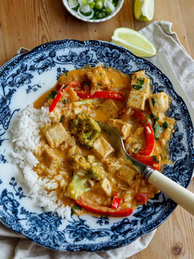 rød karry med tofu og ris til