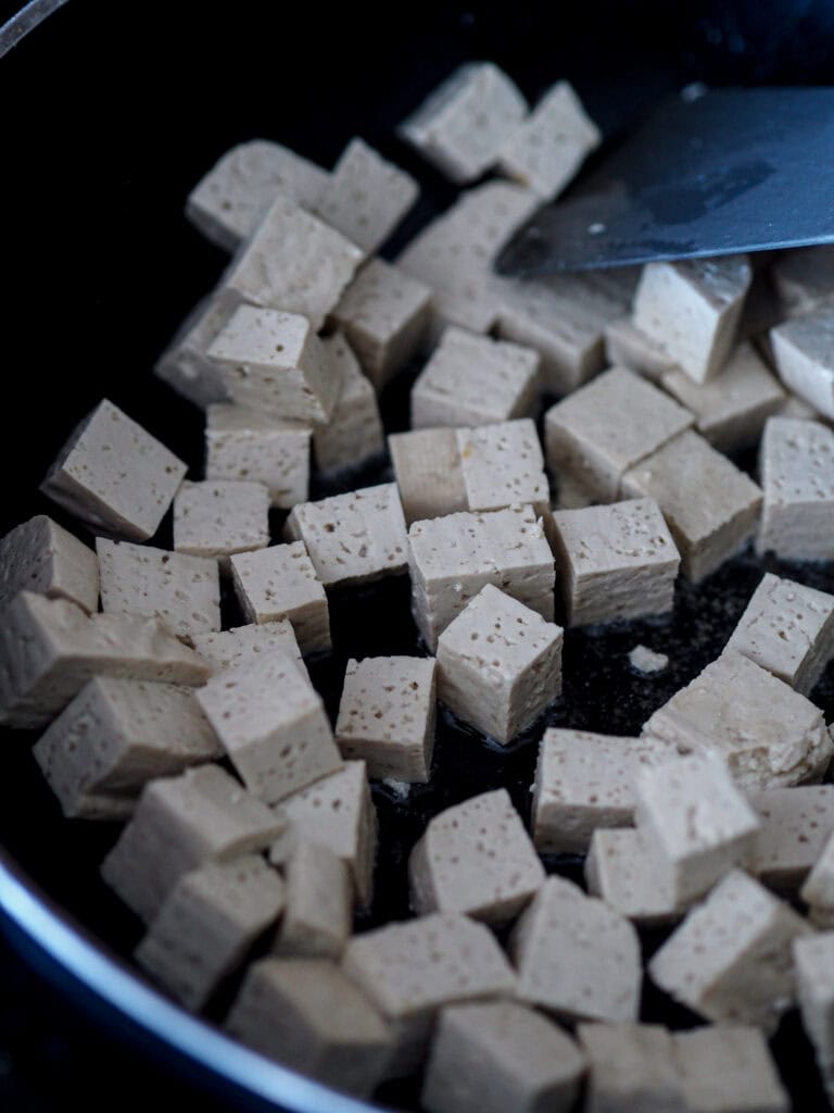 tofu tern stegt på en pande