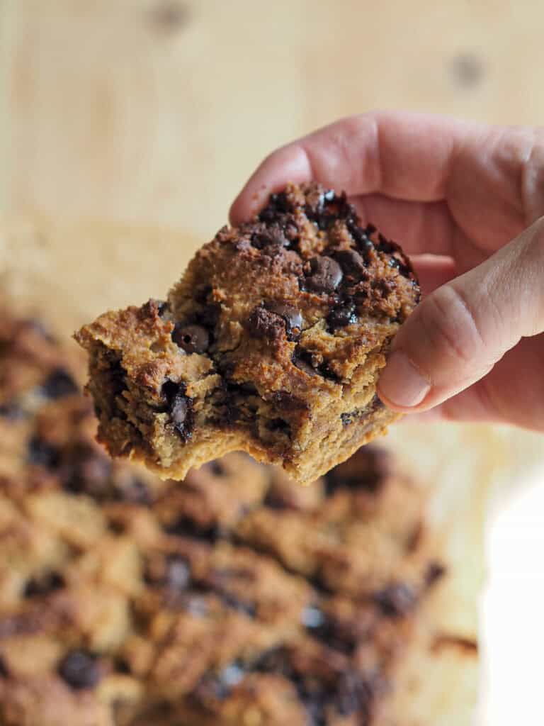 Et stykke kikærte blondie hvor der er taget en bid