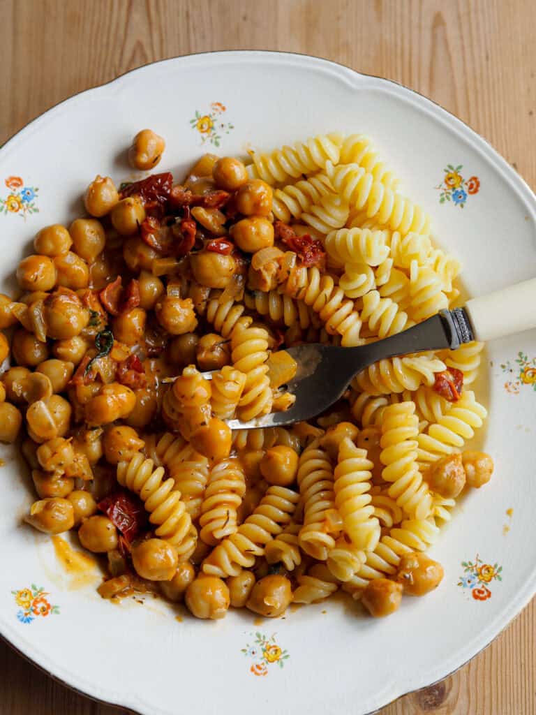 En servering med marry me kikærter og pasta