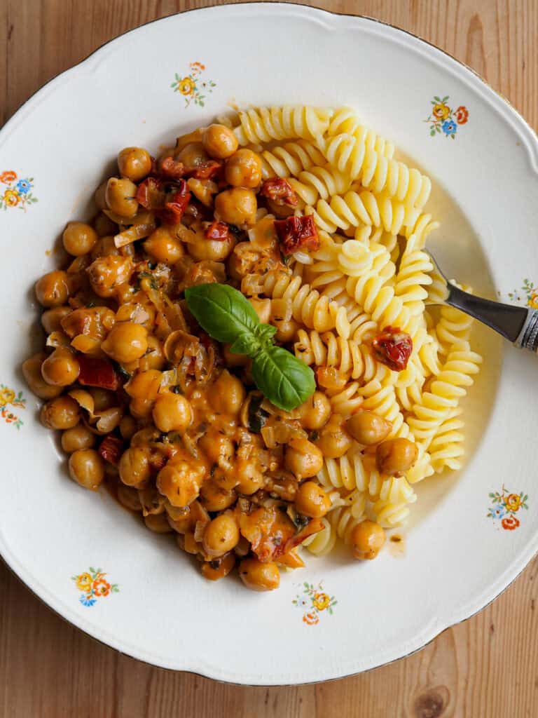 En anretning med marry me kikærter og pasta