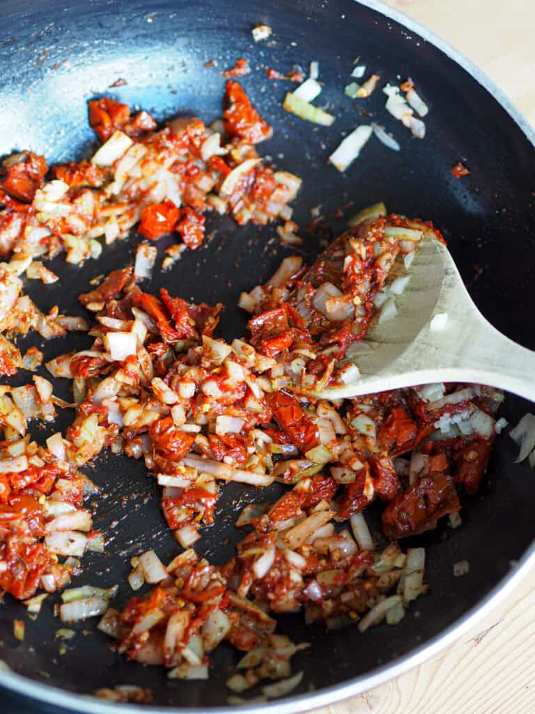 ingredienser til marry me kikærter i en wok