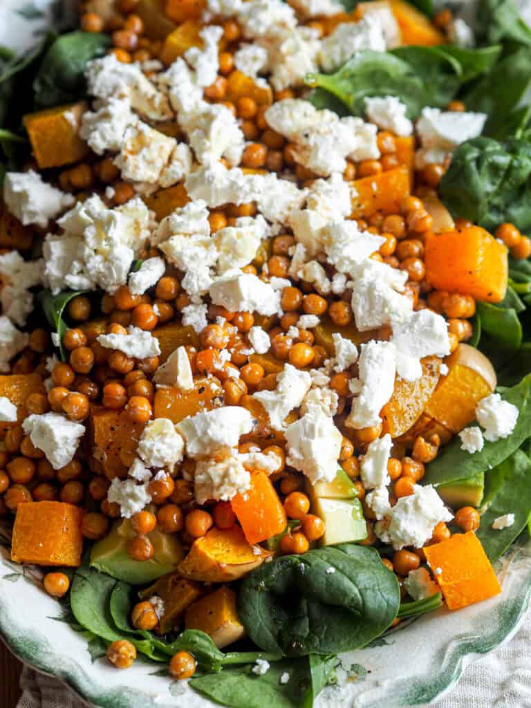 Close up billede af græskarsalat med feta og kikærter