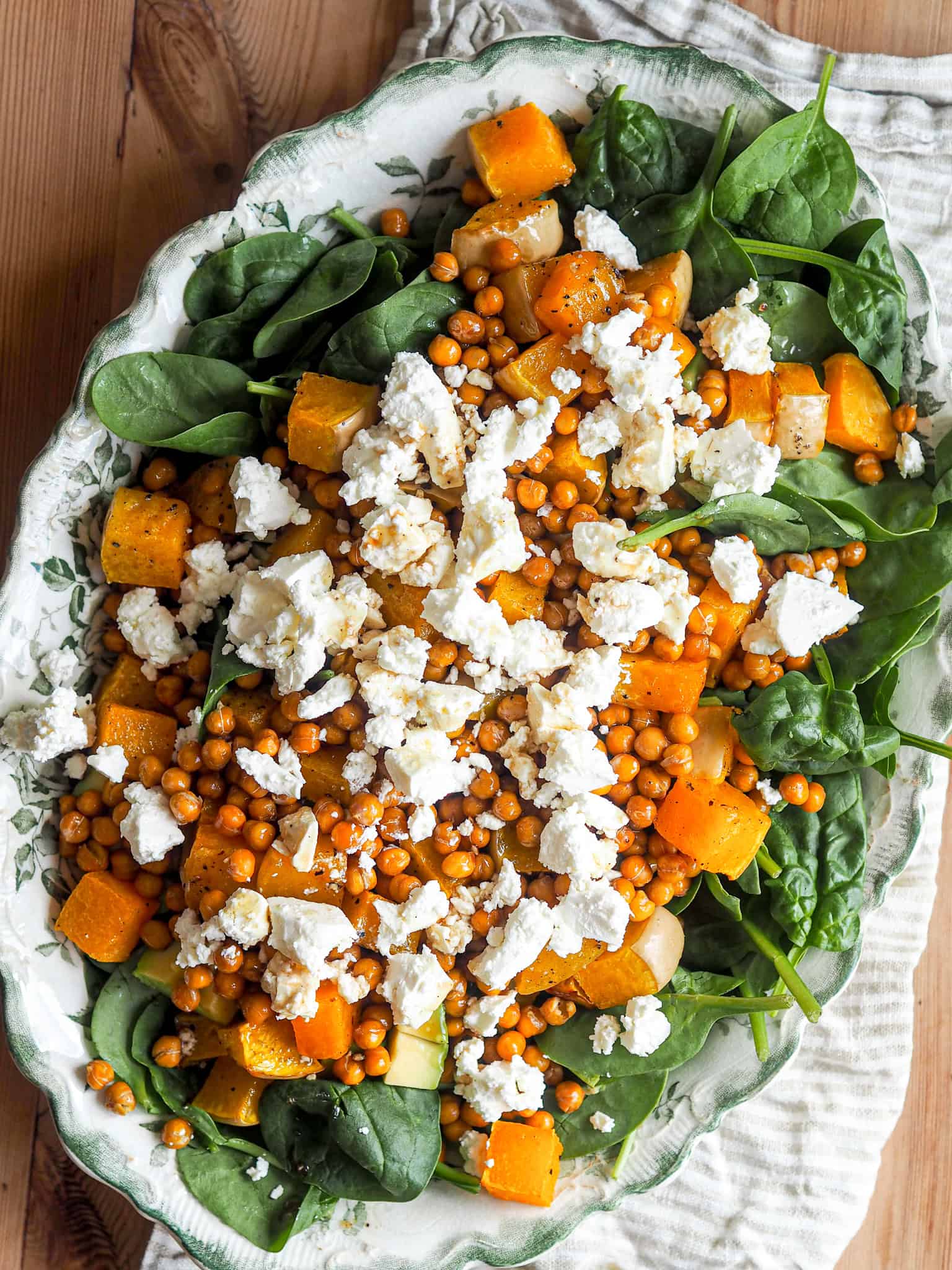 Græskarsalat med feta og kikærter
