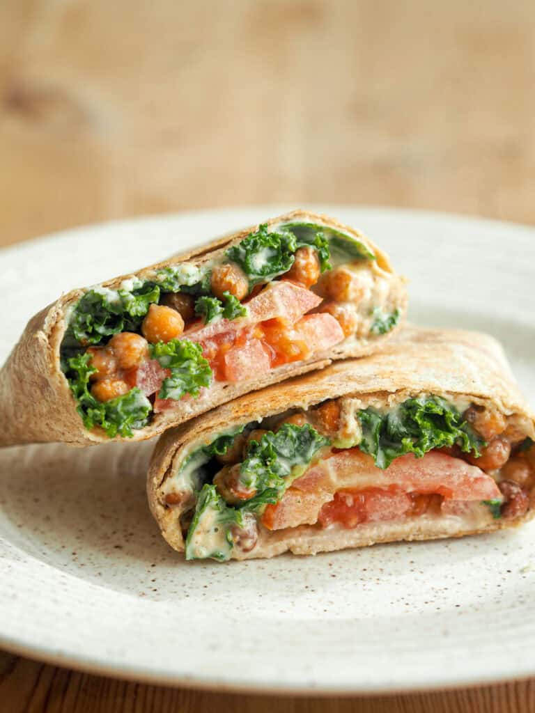 wraps på en tallerken med kikærter og vegetarisk fyld