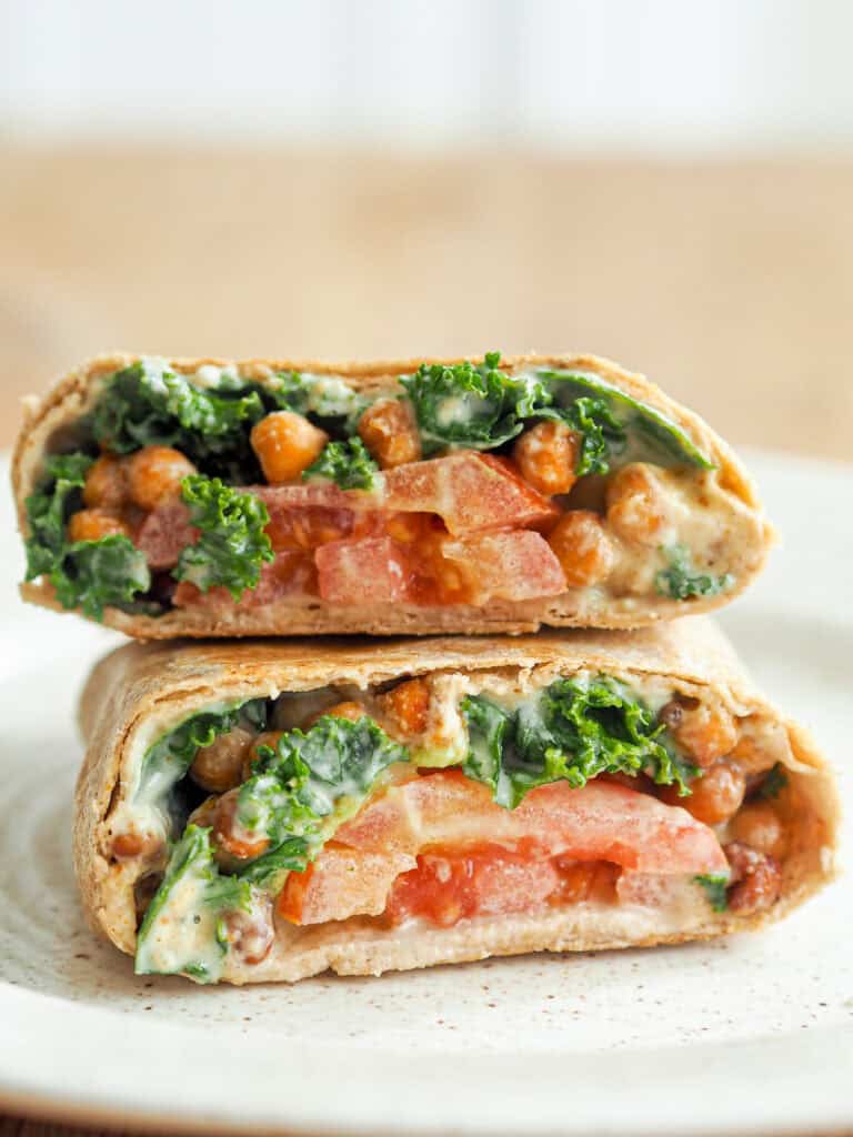 wraps med kikærter, grønkål og tomat