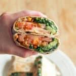 en hånd der holder wraps med kikærter