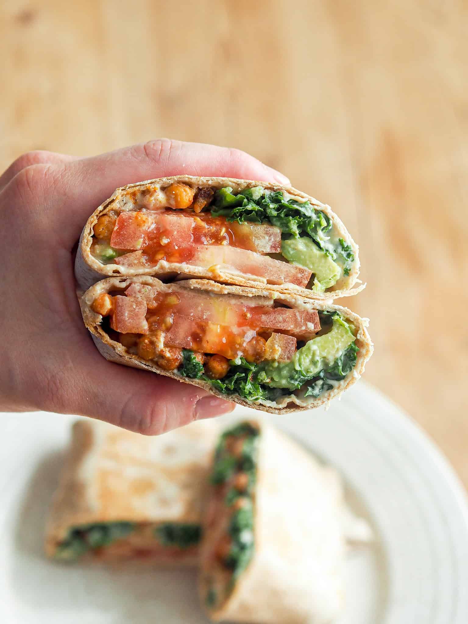 Wraps med kikærter, grønkål, hummus og tahindressing