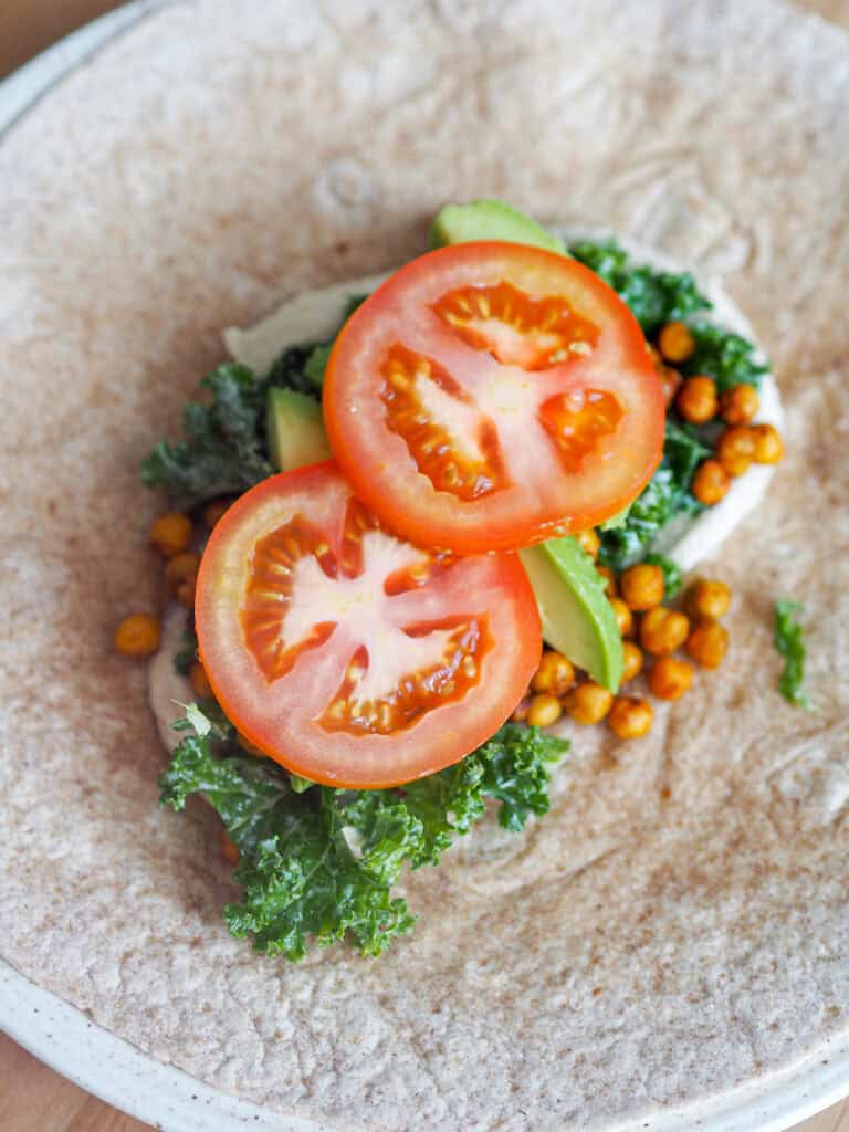 tortillapandekage med hummus, grønkål, kikærter, avocado og tomat