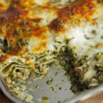 spinatlasagne med grønne linser i et fad