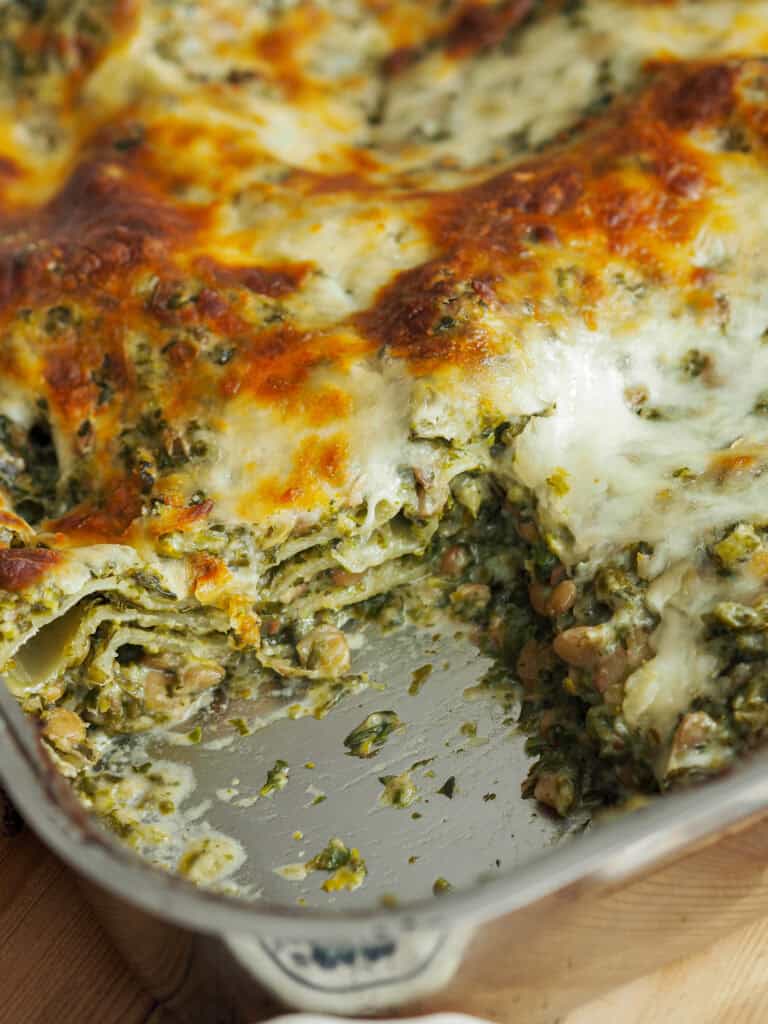 spinatlasagne med grønne linser i et fad