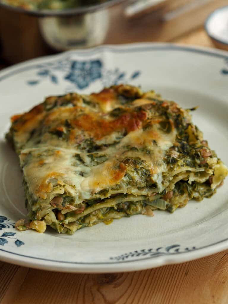 spinatlasagne med grønne linser på en tallerken