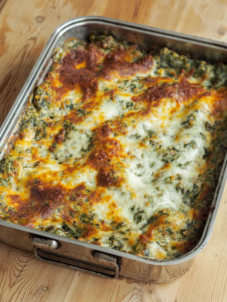 Billede af en hel spinatlasagne med grønne linser