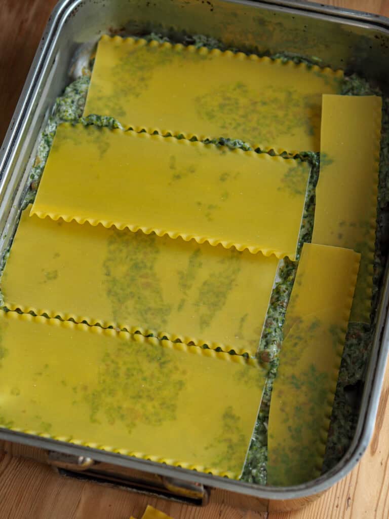 spinatlasagne der er ved at bilve samlet