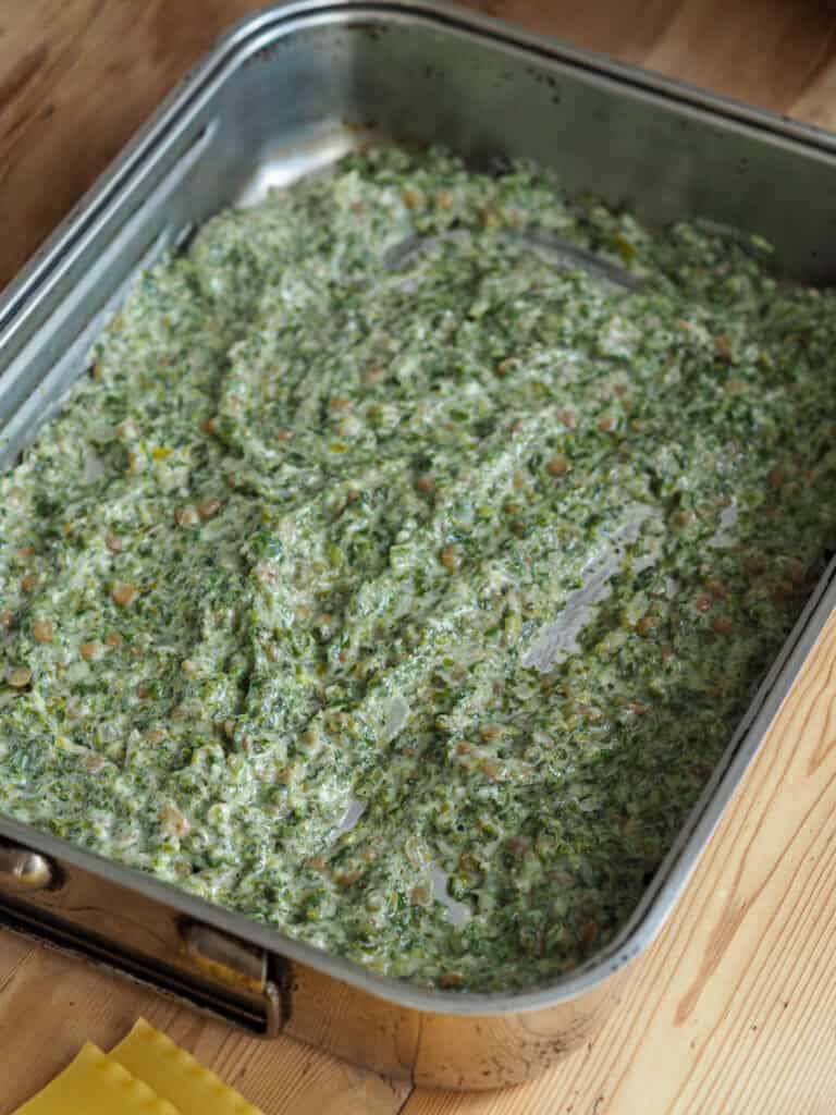 spinatlasagne med grønne linser der er ved at blive samlet